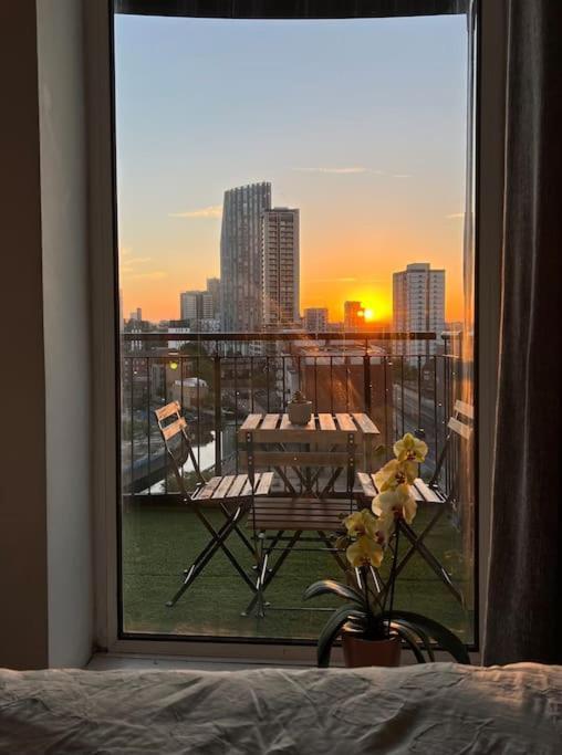 Appartement Cozy Flat With Balcony à Londres Extérieur photo